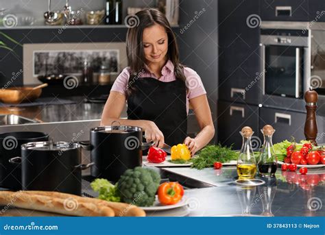 femme dans le tablier sur la cuisine moderne image stock image du paprika assez 37843113
