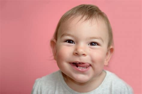 Cara Divertida Feliz Linda Del Niño Del Bebé Que Sonríe Mostrando Los