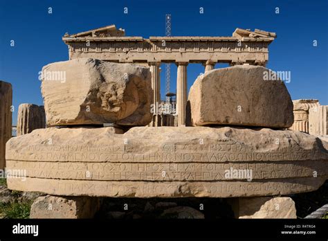 Atenas Grecia Restos Del Templo De Roma Y Augusto A La Acrópolis El