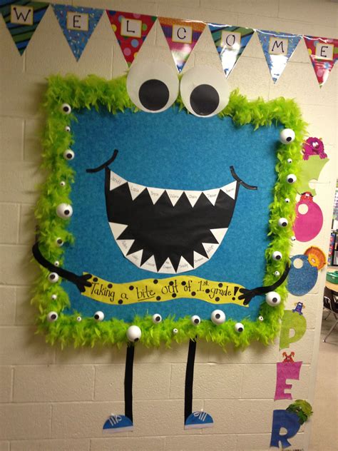 cartelera del proyecto sostiene libro entre las manos monster bulletin boards monster theme