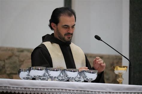 Curiosa a diferença de altura para o irmão rodrigo, que é muito mais alto e é ainda uns largos centímetros. Frei Gabriel será ordenado presbítero neste sábado ...