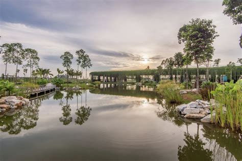 The deck encircles a football field and also contains bandar rimbayu's show gallery and office. Gallery of The Arc at Bandar Rimbayu / Garis Architects - 28