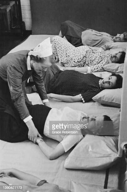 Midwife 1950s Photos Et Images De Collection Getty Images