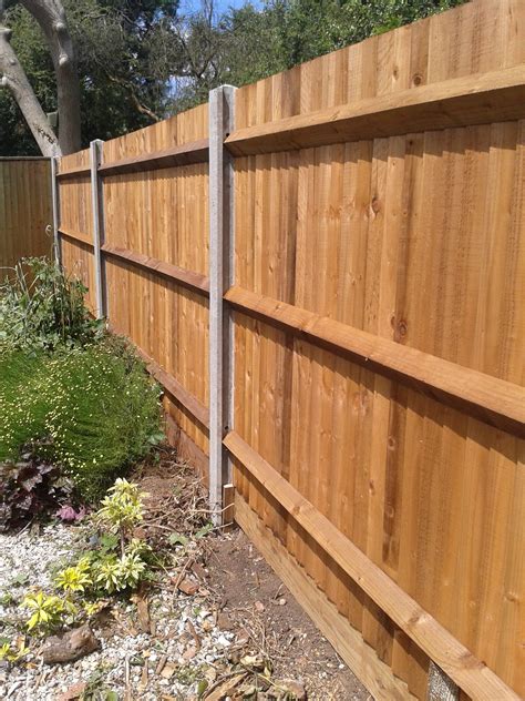 Close Boarded Fence With Concrete Posts And Timber Gravel Boards ウッド
