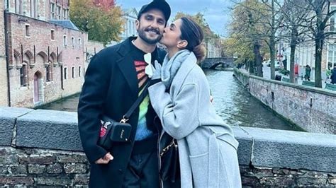 Ranveer Smiles As Deepika Gives Him A Kiss On 5th Anniversary