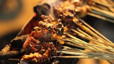 Saya tidak tau asal muasal nama sate ini jadi namanya memang sate kere mungkin karena dibuat dari gembus yaa (ampas tahu) bukan daging sapi atau daging ayam bahan. Resep Sate Kere Jeroan / Sate Kere Khas Solo Olahan Sate Unik Yang Merakyat Kabarkuliner Com ...