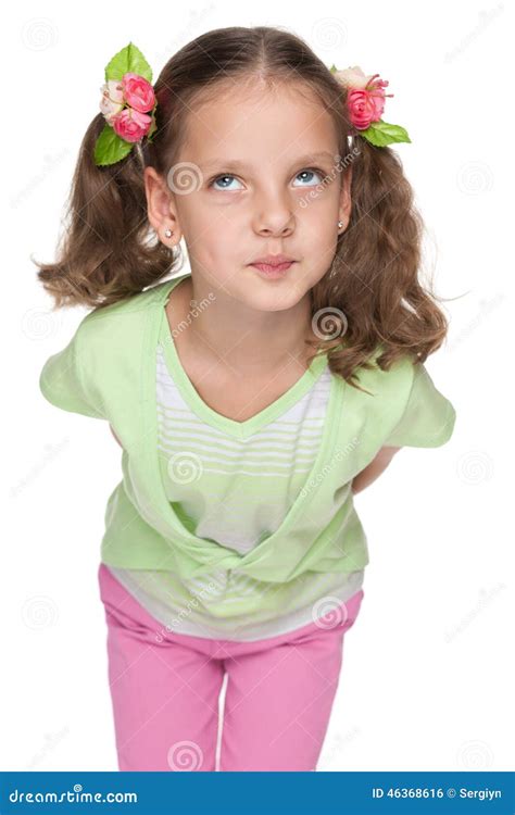 Смешная маленькая девочка смотрит вверх Стоковое Фото изображение насчитывающей одно дети