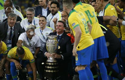 Le Brésil Remporte Sa 9e Copa América Et Les Joueurs Fêtent ça Avec Jair Bolsonaro