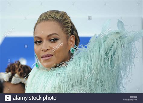 2016 Mtv Video Music Awards Red Carpet Arrivals Featuring Beyonce