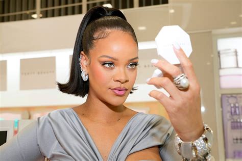 rihanna s eye look matches her outfit and so should yours —photos fashnfly