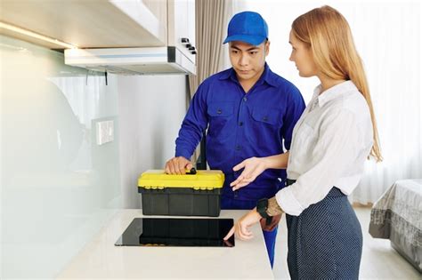 Premium Photo Woman Talking To Electrician