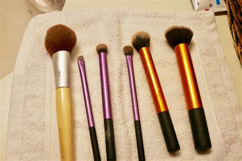 Diy Makeup Brush Cleaning Tool Cheap And Easy Oria