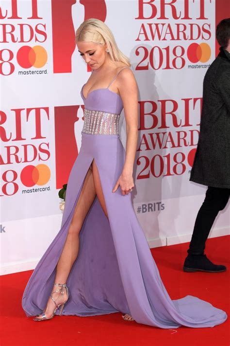 Pixie Lott Suffers Embarrassing Wardrobe Malfunction And Flashes Her Knickers On The Red Carpet