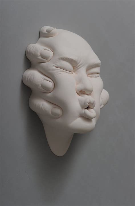 un escultor representa a través de su obra el sentido literal de tener la mente abierta