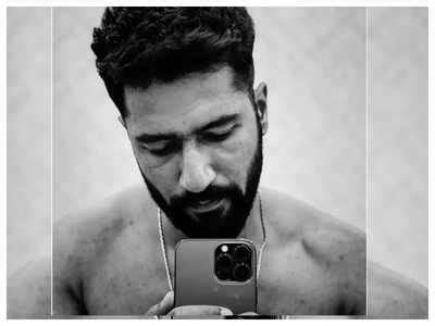 Fans Call Vicky Kaushal Hottie Munda As He Shares A Shirtless Mirror