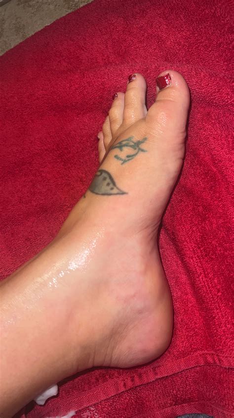 red polish oiled feet 🦶🏼 fun with feet