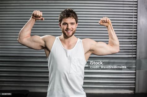 Hombre Fisicoculturista Flexionando Sus Músculos Foto De Stock Y Más