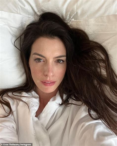 Anne Hathaway Displays Her Natural Beauty In Breathtaking Selfie Trends Now