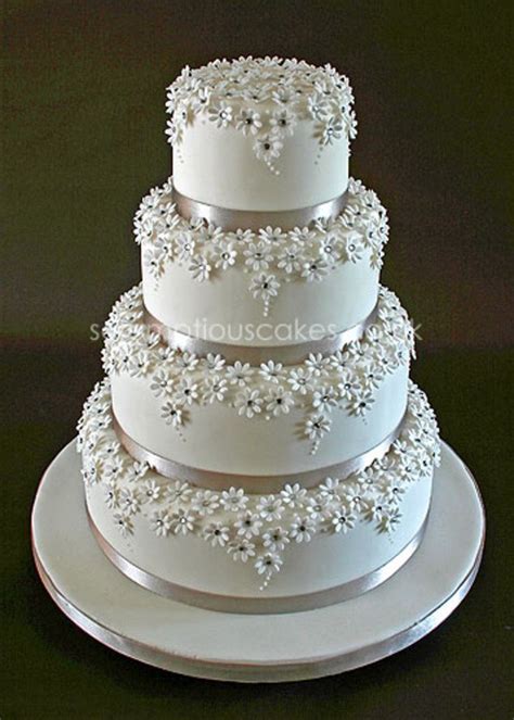 Decorating A Wedding Cake Tips And Tricks For A Stunning Cake Fashionblog