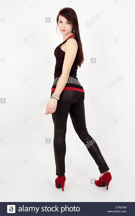 Junge Frau Trägt Ein Schwarzes Top Leggins Und Rotem Lackleder High