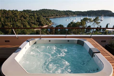 Typisch für kroatien und rovinj sind die abertausenden kleine badebuchten, die sich unmittelbar unterhalb der altstadtmauer rovinjs erstrecken sowie auch die etwas außerhalb liegenden, größeren. Hotel Lone - Rovinj, Istria, Croatia - Rovinj.com