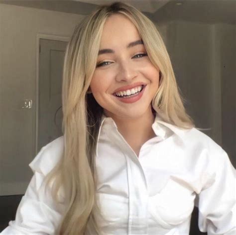 Sabrina Carpenter Scrolller