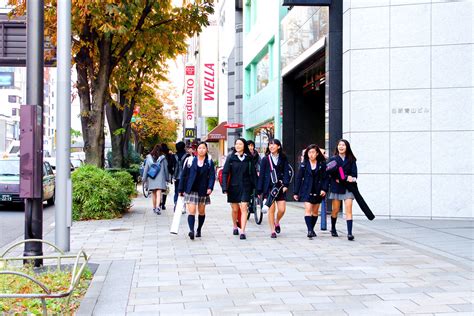 High School Girls At Aoyama Street In Tokyo 青山通りを歩く女子高生 Flickr