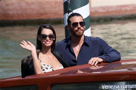 Venezia 79 Can Yaman E Francesca Chillemi Arrivano Insieme E La Folla