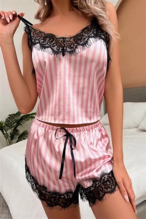Set Pijama Din Satin Maiou Si Pantaloni Scurti Cu Dantela Model Roz Cu Dungi Albe Marime L 40