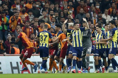 Fenerbahçe beats Galatasaray 2-1 in Turkish Süper Lig derby | Daily Sabah