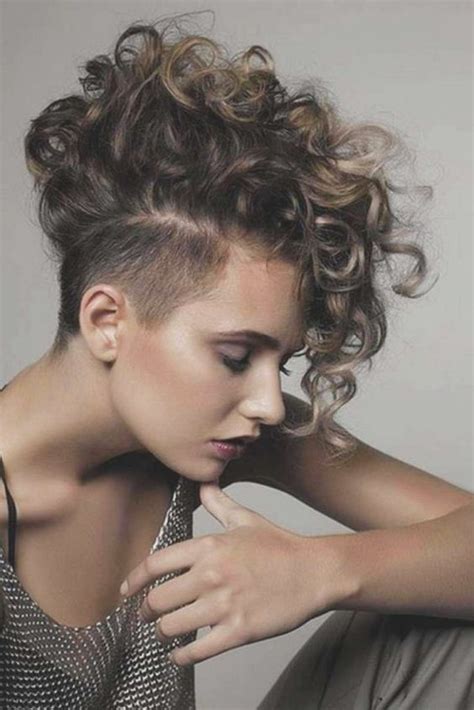Regardless of your hair type, you'll find here lots of superb short hairdos, including short wavy hairstyles, natural hairstyles for short hair. Layered Curly Hair | Short and Long Layered Curly Hairstyles