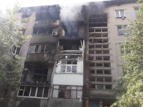 Наслідки ворожих обстрілів на Запоріжжі згорілі вщент будинки вбита