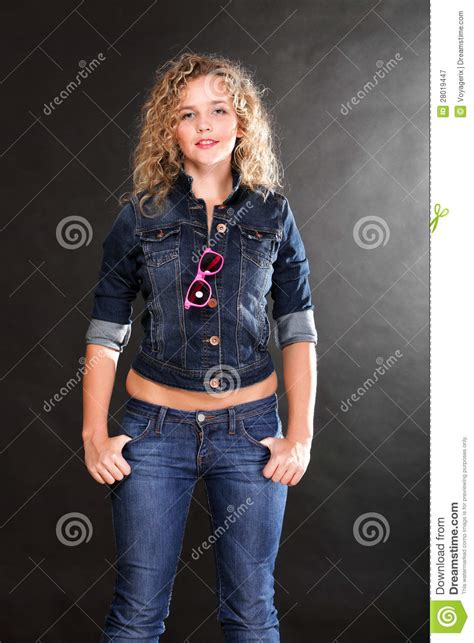Jonge Mooie Vrouw Met Lang Krullend Blond Haar Stock Afbeelding Image