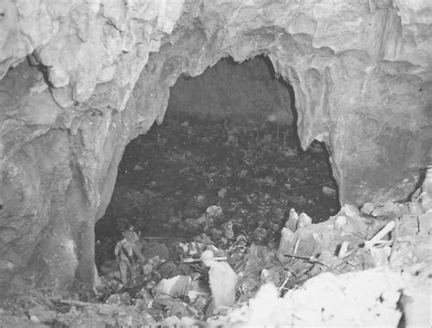 Gis Enters Japanese Cave On Biak 1944 World War Photos