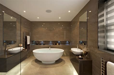 Dans la salle de bains, le carrelage présente de nombreux avantages notamment en terme d' entretien. Beaucoup d'idées en photos pour une salle de bain beige