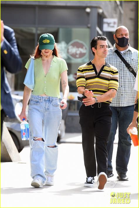 Joe Jonas Steps Out For A Stroll With Sophie Turner Photo Photo Gallery Just Jared Jr