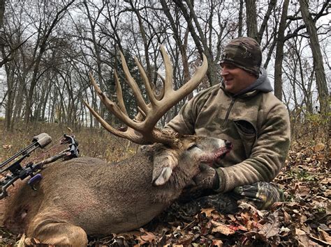 Iowa Whitetail Deer Hunting Guide Outfitter Booking Agent