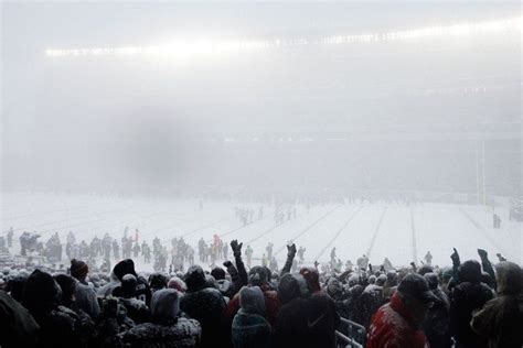 Nfl Players Plow Through Snowy Football Fields Fotografia