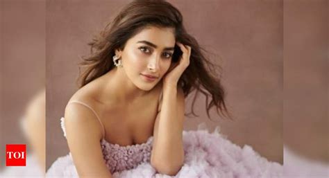 Pooja Hegde Engages In Word Play In Response To A Fans Request For A Naked Picture Hindi