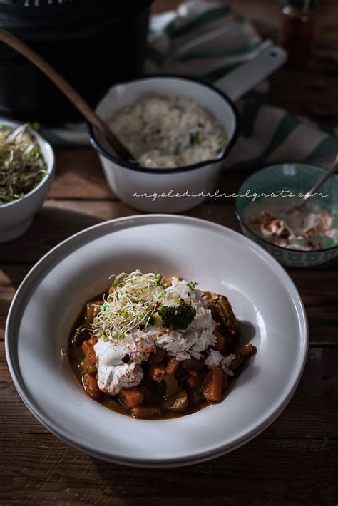 I primi freddi autunnali richiedono delle buone zuppe e minestre. Zuppa di funghi, carote, patate con riso basmati e yogurt ...