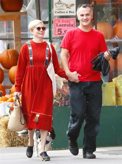So In Love Michelle Williams Kisses New Husband Phil Elverum Top