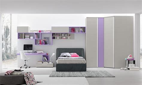 Un armadio, una scrivania, un comodino, una libreria o mensole, a parte il letto. Cameretta per ragazze moderne Colombini