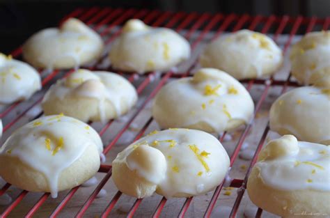 Lemon zest inside them and lemon juice flavored confectioners' icing give these cookies a fresh, lemony taste which i love so much. Italian Lemon Knot Cookies: Tarallucci - She Loves Biscotti