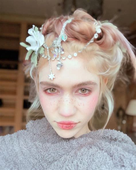 Singer Grimes Surgically Removed Top Film Of Her Eyeball To Cure Depression