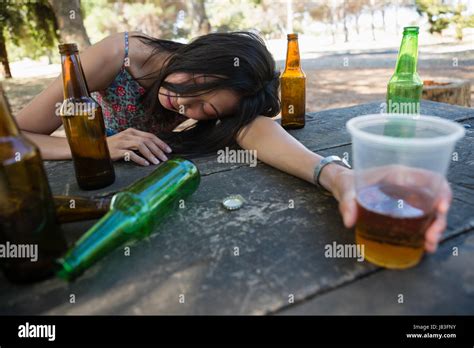 Betrunkene Frau Entspannend Auf Dem Tisch Mit Einem Glas Im Park Stockfotografie Alamy