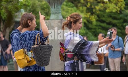 Junge Japanische Frauen Gekleidet Mit Yukata Kimono Weibliche