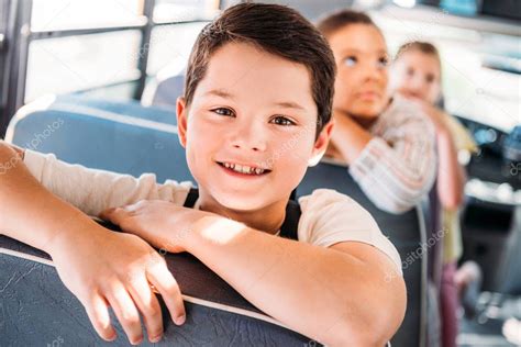 Retrato De Cerca De Un Colegial Sonriente Montado En El Autobús Escolar