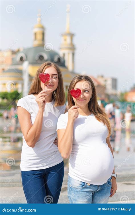 Madres De Las Lesbianas Pares Embarazadas Familia Samesex Feliz En El