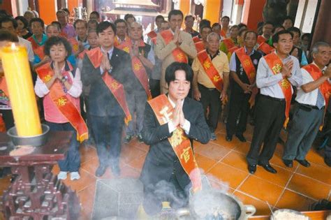 《新闻联播》是中国中央电视台每日晚间播出的一档新闻节目，被称为中国政坛的风向标，节目宗旨为宣传党和政府的声音，传播天下大事。 综合 财经 综艺 中文国际 体育 电影 国防军事 电视剧 纪录 科教 戏曲 社会与法 新闻 少儿 音乐 体育赛事 农业农村. 台湾市长赴妈祖庙煮油驱逐登革热(图)|台湾登革热|煮油|赖清德_新浪新闻