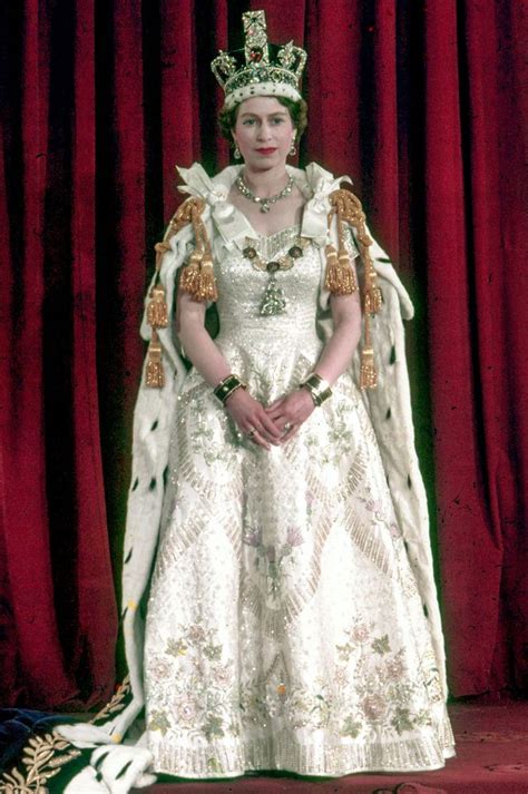 This is a personal account of that momentous day and for the first time ever, the ordinary people of britain were going to be able to watch a monarch's coronation in their own homes. Embroidery on the Coronation Gown of Elizabeth II | Журнал ...